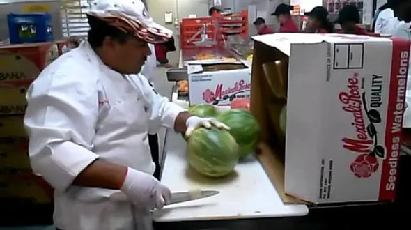 شوکه شوید! آبمیوه فروش آمریکایی در برش هندوانه رکورد زد+ فیلم