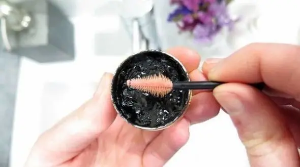 برای داشتن مژه های زیبا ریمل خانگی بسازید