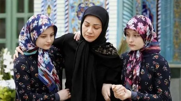 سارا نیکای سریال پایتخت:آقای تنابنده هنوز هم برای ما بابای قصه است! /یک دفعه شنیدیم قرار است دوقلوهای شیرگاهی نقش سارا و نیکا رو بازی کنند/ خیلی ناراحت شدیم