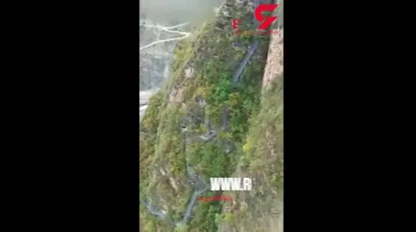 صعود هر روزه روستائیان به قله برای رسیدن به مقصد + فیلم 