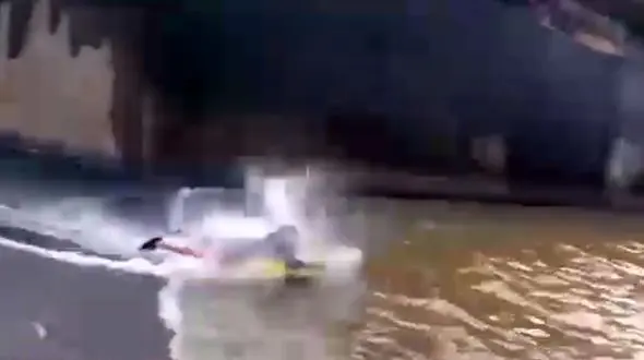 سقوط جنون آمیز جوانی از بالای سد + فیلم