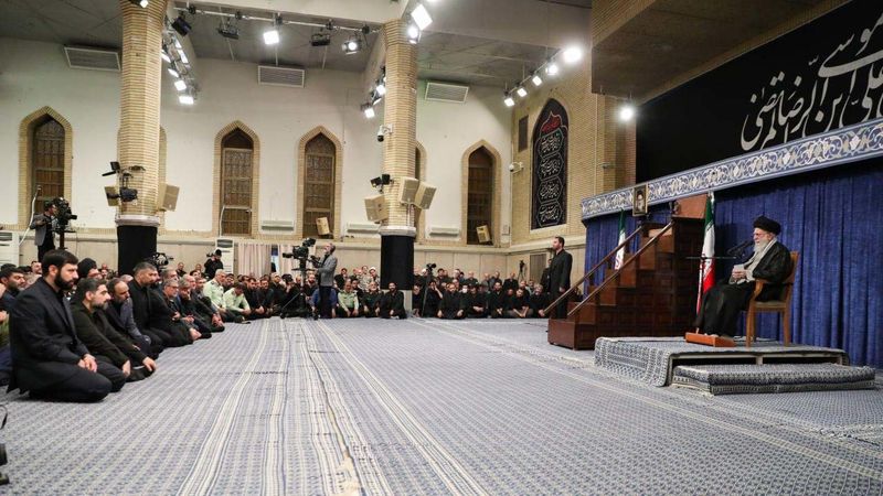 رهبر معظم انقلاب اسلامی صبح امروز( یکشنبه ) در سالروز شهادت امام‌ رئوف حضرت علی‌بن‌ موسی‌الرضا(ع) در دیدار هزاران نفر از قشرهای مختلف مردم