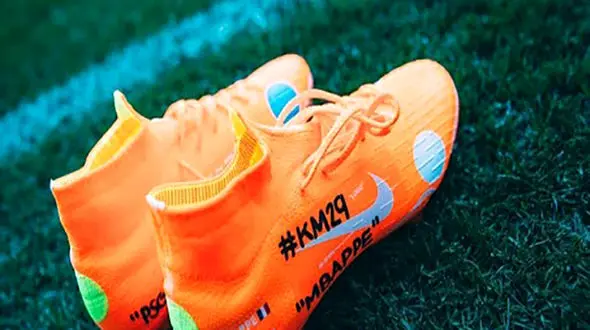 عجیب ترین طرح روی کفش ستارگان فوتبال جهان + عکس