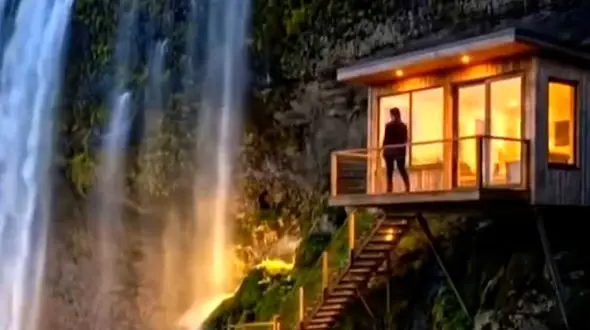 فیلم خانه پنهان در دامنه صخره ها با چشم انداز آبشار