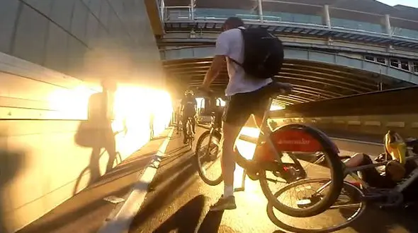 فیلم لحظه سبقت گرفتن فاجعه آمیز زن دوچرخه سوار + تصاویر