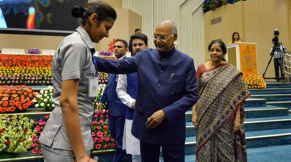اقدام متواضعانه رئیس جمهور هندوستان در یک مراسم سخنرانی + فیلم 