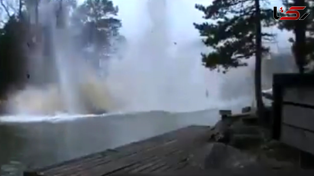 لحظه وحشتناک برخورد صاعقه با آب رودخانه را ببینید+ فیلم و عکس