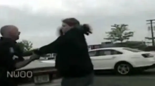 یک زن با مشت صورت یک پلیس را خرد کرد + فیلم