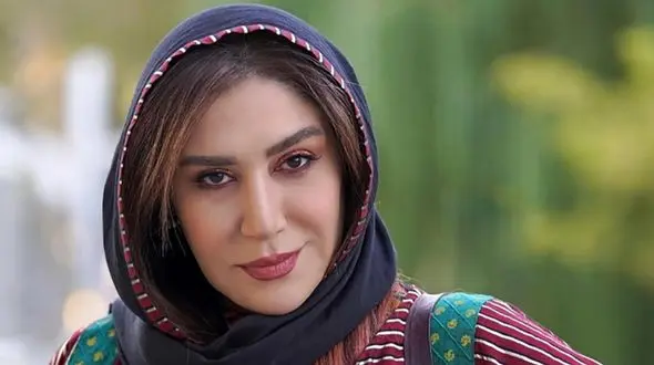 فیلم / نگاهی به چیدمان تلفیقی قدیمی و مدرن خانه مجردی نسیم ادبی/ از مبلمان خوشرنگ و تابلوهای نفیس تا فرش ابریشمی و چوب کاری های منحصربفرد ..