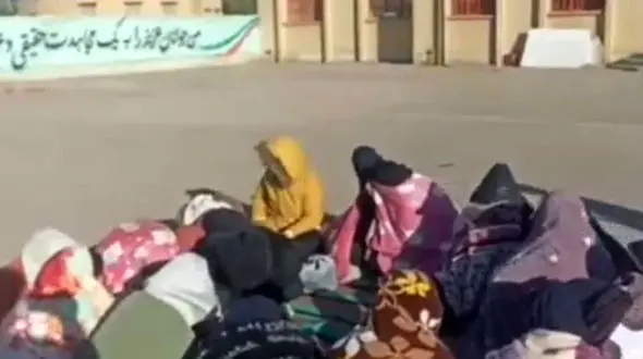 فیلم اعتراض دانش آموزان اصفهانی به سرمای شدید در کلاس / واکنش آموزش و پرورش چه بود؟