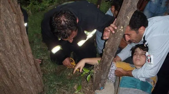  شاخه درخت در دست پسر بچه بابلی  فرو رفت + عکس 