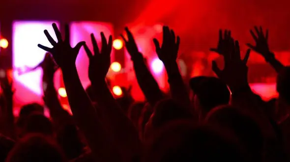 خواننده معروف از زندان آزاد شد / اتهام کنسرت رستورانی با رقص زنان