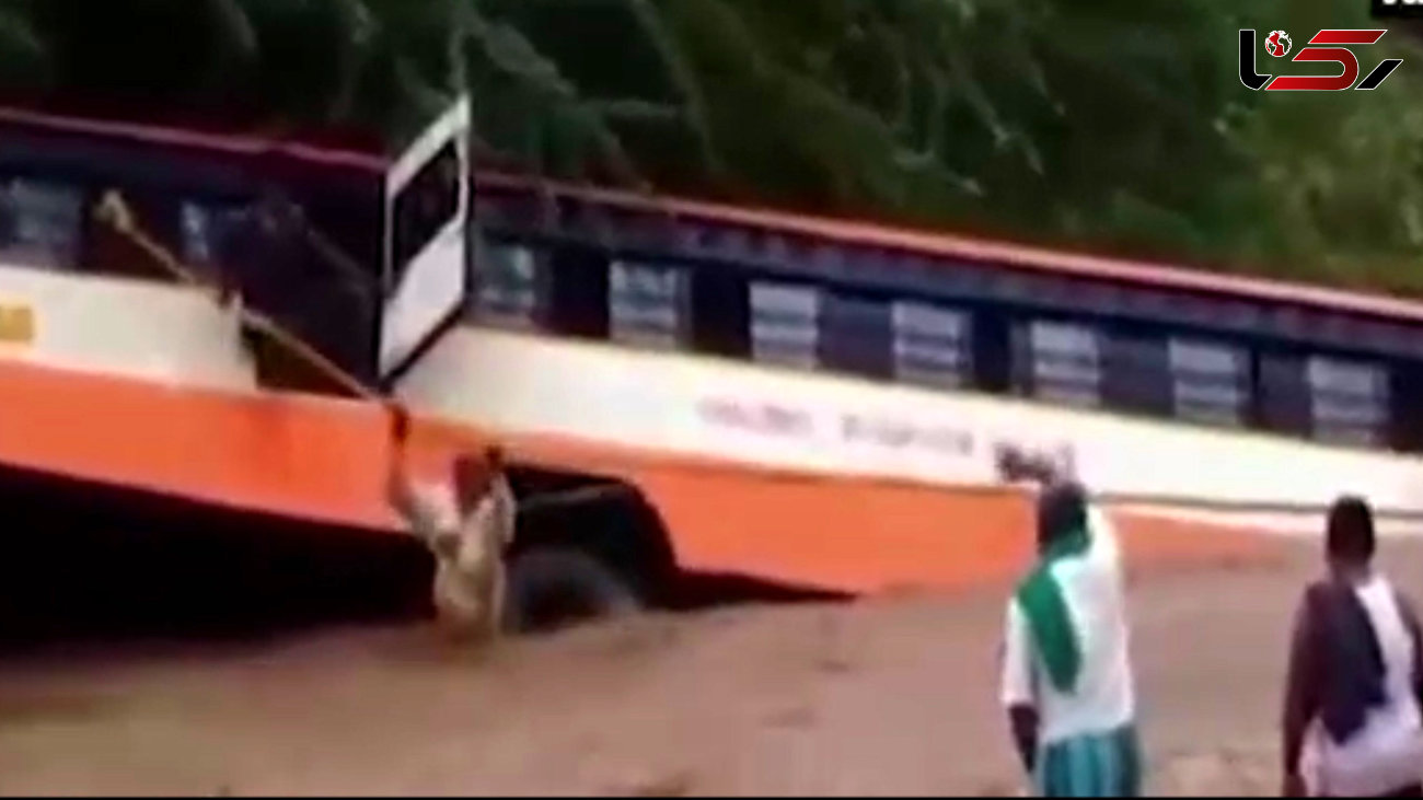لحظه نفس گیر نجات مسافران اتوبوس گرفتار شده در سیل +فیلم و عکس