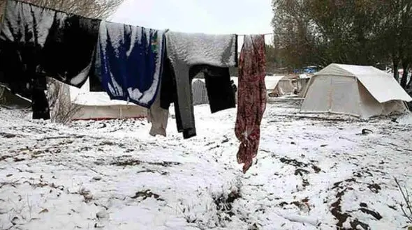 یخ زدن نوزاد تازه متولد شده در چادر / کمبود کانکس در مناطق زلزله زده کرمانشاه