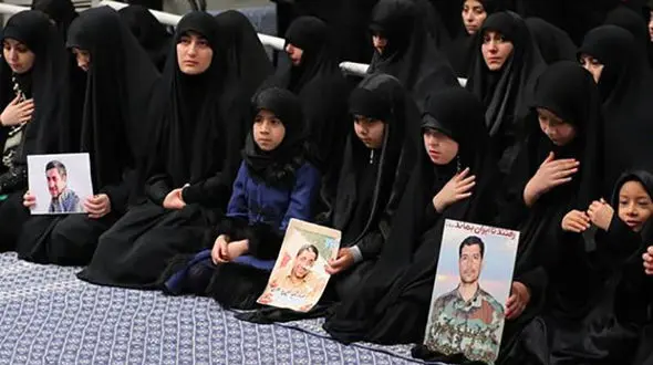 تصویری متفاوت از رهبر انقلاب و فرزندان سردار سلیمانی در مراسم بزرگداشت حاج قاسم