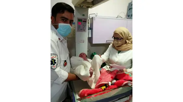 تولد نوزاد عجول در آمبولانس ساوه + عکس