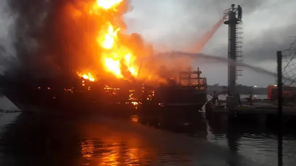 آتش سوزی هولناک در لنج باری دیلم / مرد خارجی 90 درصد سوخت