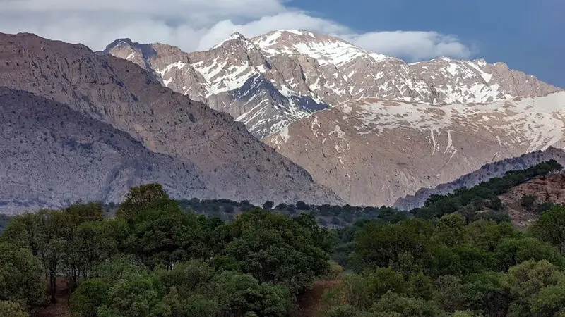 کوه کلنگ، معروف به «کوه کلنگ گزلا»، در حدود 2 کیلومتری جنوب مجتمع هسته‌ای نطنز در استان اصفهان و در فاصله حدود 220 کیلومتری جنوب تهران قرار دارد. ارتفاع این کوه که با نام Pickaxe Mountain نیز شناخته می‌شود، حدود 1608 متر است.