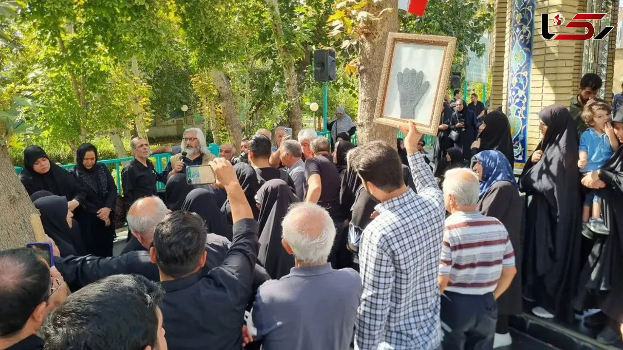 ننه عصمت روی دستان مردم تهران تشییع شد