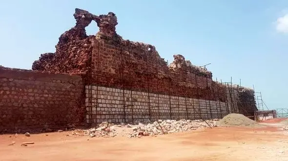 عکس از ریزش دیوار قعله پرتقالی‌ها در جزیره هرمز 