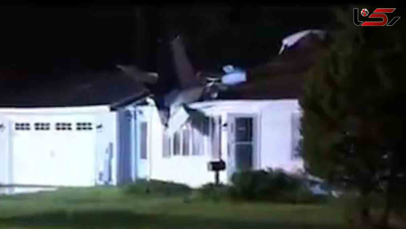 سقوط یک هواپیمای کوچک بر روی سقف خانه‌ای در کنتیکت آمریکا + فیلم