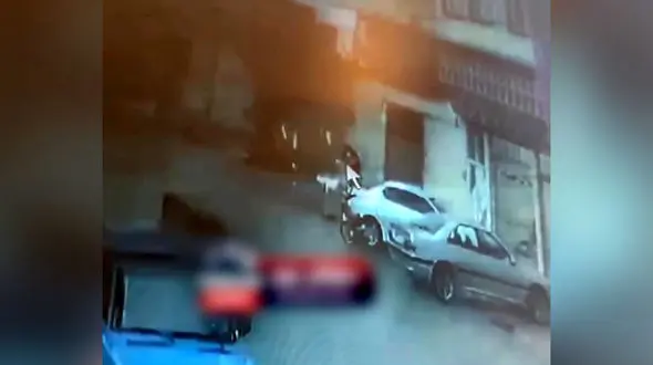 فیلم لحظه اصابت رعد و برق به تیر برق در مشگین‌شهر / 2 دختر خوش شانس بودند