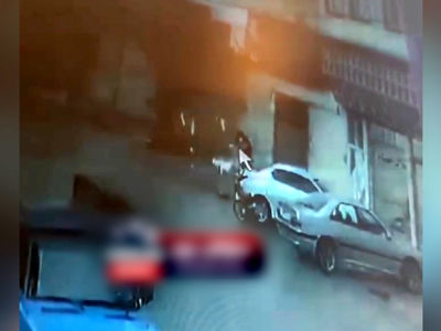 فیلم لحظه اصابت رعد و برق به تیر برق در مشگین‌شهر / 2 دختر خوش شانس بودند