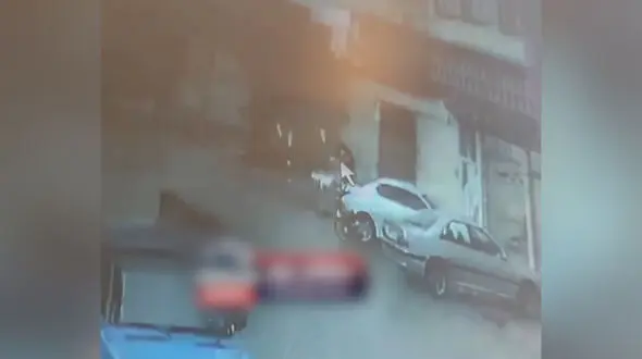 فیلم لحظه اصابت رعد و برق به تیر برق در مشگین‌شهر / 2 دختر خوش شانس بودند