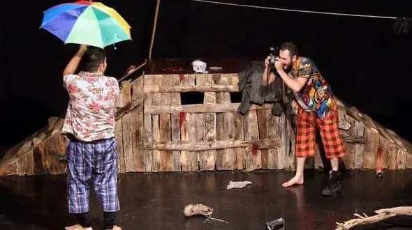 توقیف نمایش به خاطر رنگ چتر و حجاب تماشاگران در قم