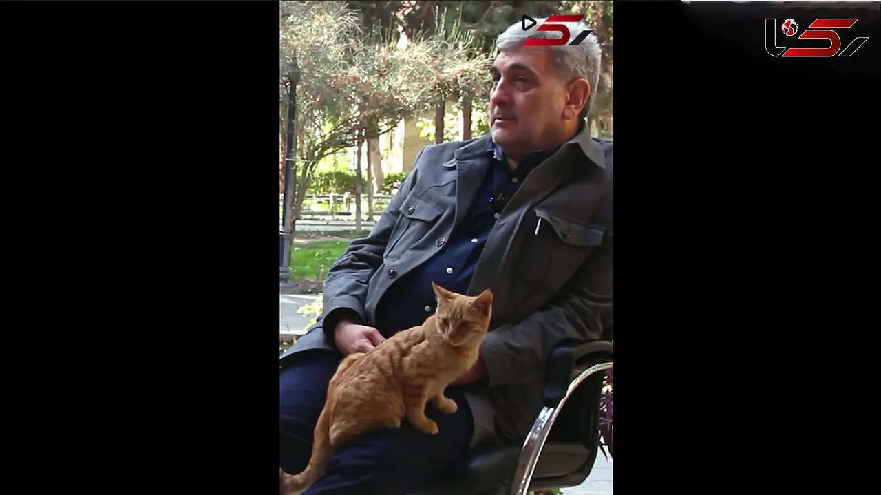 فیلم / گربه بازیگوش وسط مصاحبه با شهردار سابق تهران / گربهٔ باغ نگارستان ناگهان پرید بغل حناچی و مجری برنامه رک 