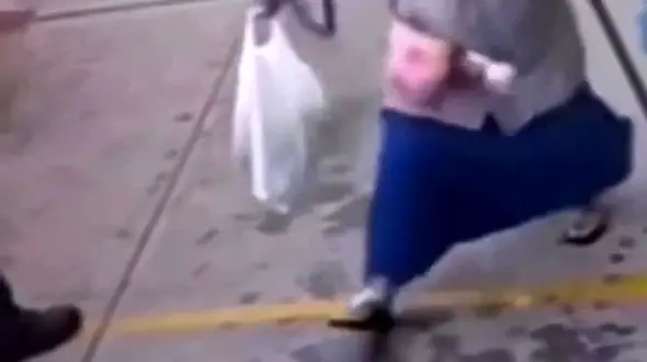 ببینید / اقدام غیرمنطقی یک زن هنگام مواجهه با شلنگ آتش‌نشانی / تعجب معنادار دو آتش‌نشان + فیلم