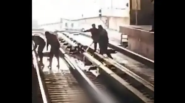 خودکشی همزمان 2 دختر در ایستگاه متروی شهرری / ظهر امروز رخ داد+ فیلم