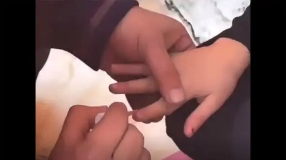 ببینید/  غوغای این ویدیو در شبکه‌های مجازی / لاک زدن یکی از امدادگران ترکیه برای دختری که از زیر آوار نجات یافته +  فیلم