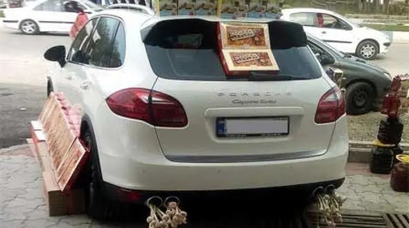 پورشه سوار کلوچه فروش+عکس