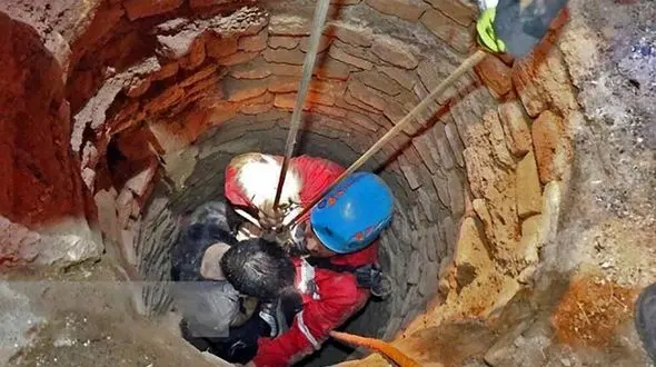 سقوط مرد جوان در اعماق مرگ