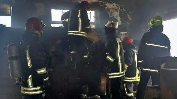 نجات معجزه آسای زن و شوهر جوان و کودکشان از محاصره آتش / در مشهد رخ داد