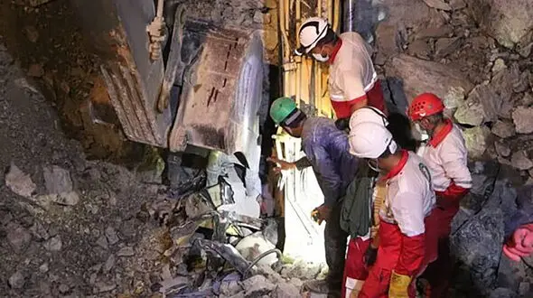 زنده زنده دفن شدن کارگران معدن در ریزش هولناک معدن در جاده اراک / حجم آوار سنگین است