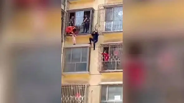 نجات معجزه آسای یک کودک از مرگ + فیلم هیجان انگیز