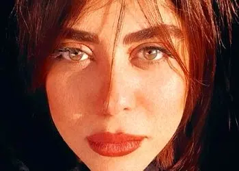 عکس/ عکس دو نفره الهام اخوان با رفیقش و استایل جذابش با روسری مینی