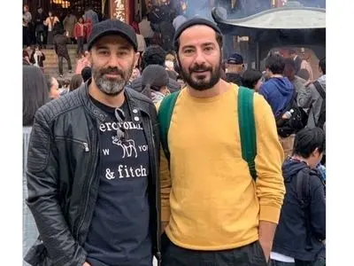 نگاهی به اولین عکس از فیلم جدید رامبد جوان با گریم فوق‌العاده خنده دار محسن تنابنده و نوید محمدزاده / فقط فوکول و پشت موهاشون