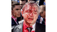 حمله با رنگ قرمز به سر و صورت سفیر روسیه در لهستان + فیلم