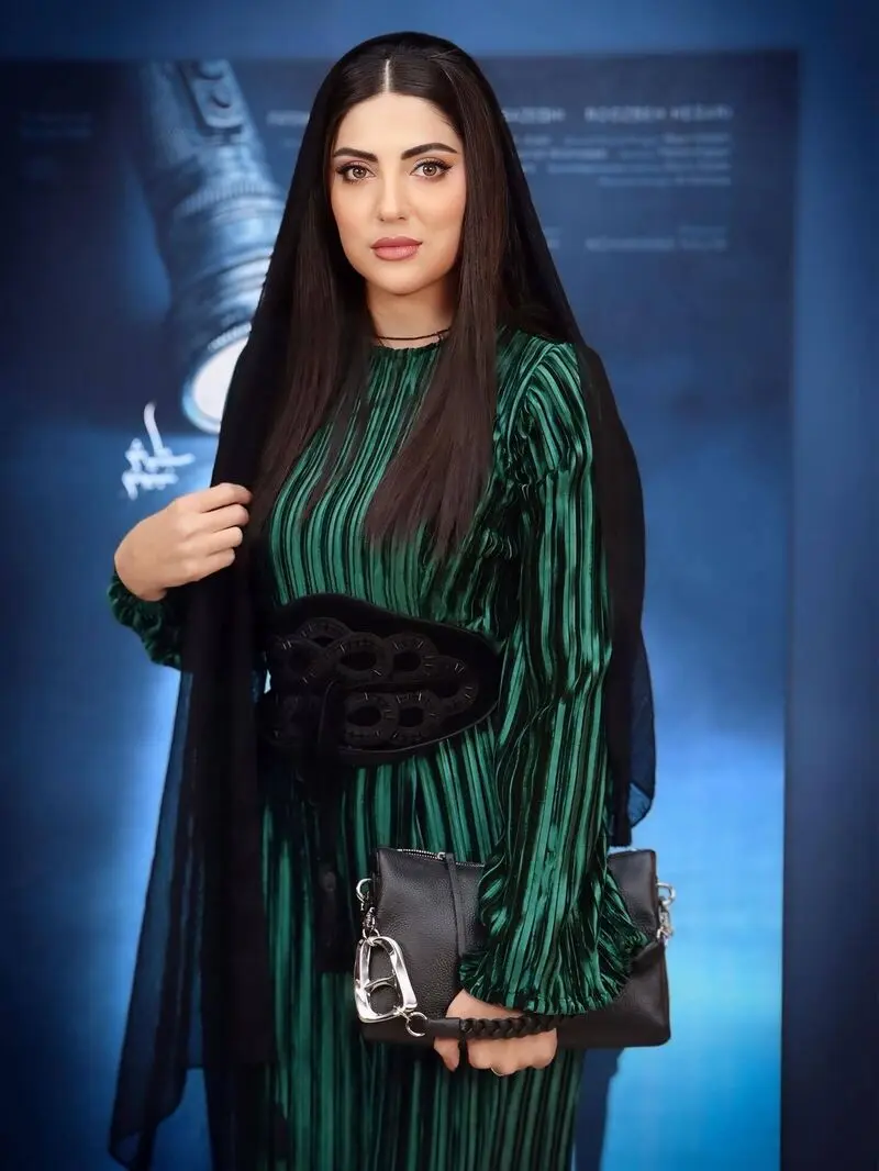 تیپ سبز و مشکی هلیا امامی در اکران سینمایی
