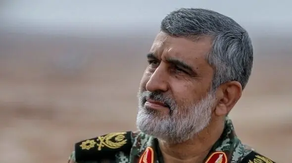 ببینید | اقامه نماز مغرب سرلشکر رحیم صفوی و محمد مخبر در منزل شهید امیرعلی حاجی‌زاده