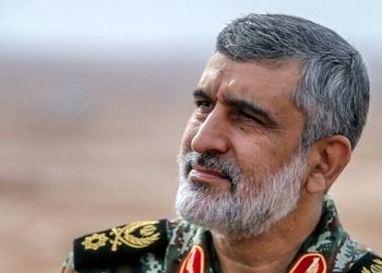 ببینید | اقامه نماز مغرب سرلشکر رحیم صفوی و محمد مخبر در منزل شهید امیرعلی حاجی‌زاده
