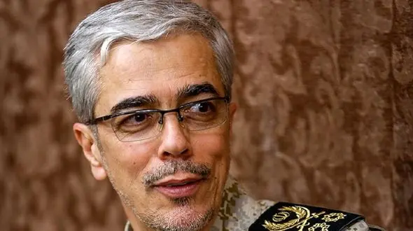 عکس سفر در زمان /  سرلشکر باقری در اوج جوانی  کنار برادرش  شهید حسن باقری در ایام جنگ؛  دهه 60