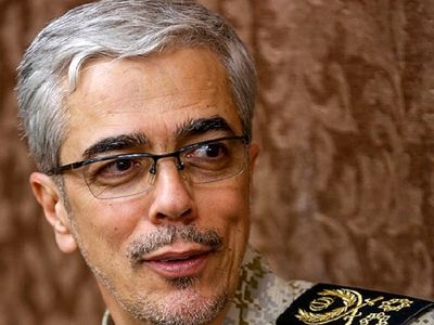 عکس سفر در زمان /  سرلشکر باقری در اوج جوانی  کنار برادرش  شهید حسن باقری در ایام جنگ؛  دهه 60