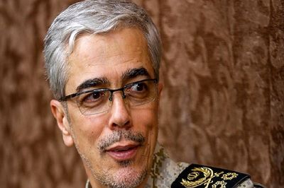 عکس سفر در زمان /  سرلشکر باقری در اوج جوانی  کنار برادرش  شهید حسن باقری در ایام جنگ؛  دهه 60