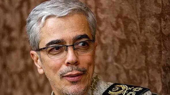 عکس سفر در زمان /  سرلشکر باقری در اوج جوانی  کنار برادرش  شهید حسن باقری در ایام جنگ؛  دهه 60
