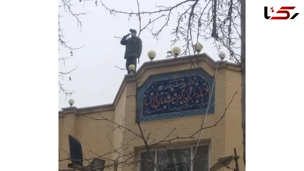 احترام نیم ساعته سرباز خوانساری به شهدا + عکس