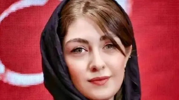 (عکس) استایل خاص و شیک الیکا ناصری بازیگر چشم رنگی سریال مو به مو/ چه لبخند ملیحی داره